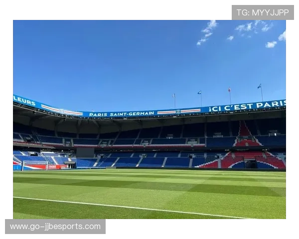 王子公园球场气氛热烈，布洛涅看台助威声震天