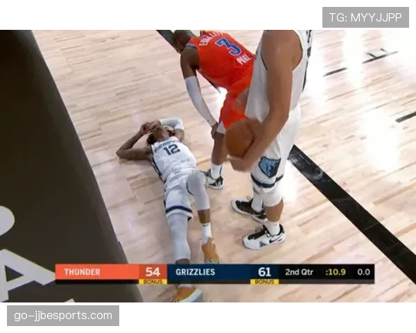 场边暖心一幕：小球童为摔倒的对方球员递上水瓶